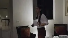 تشغيل جليسة لاتينا مشربة من قبل رجل عجوز