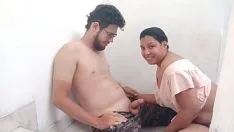 تشغيل أنا وصديقتي في المنزل بينما يدرس أبناء زوجي، ننتهز الفرصة لممارسة الجنس في جميع أنحاء المنزل