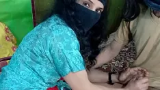চালান বয়ফ্রেন্ড অবাক হয়ে গিয়েছিল যখন তার ভারতীয় বান্ধবী তার সেক্সি স্তন পছন্দ করার তীব্র সেশনের পরে তাকে একটি সুন্দর হ্যান্ডজব অফার করেছিল