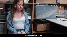 Играть Teenlifter - застенчивый подросток пойман на краже в магазине, его обыскал и трахнул офицер - Брук Блисс, Райан Маклейн