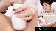 Jouer Girlsway - la petite brune jane wilde s'offre des orgasmes avec un vibromasseur clitoridien pendant une séance solo