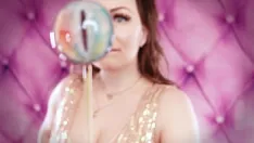 Redare Asmr: mănâncă bomboane acadele în mănuși medicale din latex sfw video de arya grander