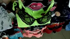 Redare Chiloți foarte umezi în dressingul magazinului de îmbrăcăminte 4k