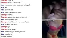 Reproduzir Gata morena ajuda um homem a se masturbar na webcam