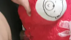 Reproduzir Garoto adolescente sozinho fodendo a buceta do ursinho de pelúcia.