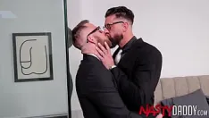 Reproduzir Nastydaddy adequado para alfa wolfe cria joel alguém no escritório