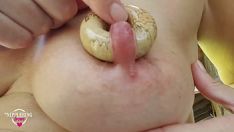 Reproducir Nippleringlover madre pervertida jugando con anillos grandes y gordos en pezones perforados extremadamente estirados al aire libre