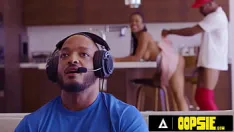 تشغيل Oopsie - متستر gf kira noir يخون رجل توصيل البيتزا خلف فرنك بلجيكي ممل!