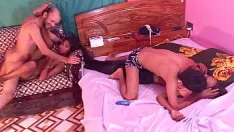 Reproducir Adolescentes calientes dos hijastras se follan a su padrastro y al amigo de su padrastro en un cuarteto sexual bengalí