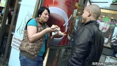 تشغيل قصفت كسها المحلوق لامرأة سمراء BBW بشدة بأسلوب هزلي