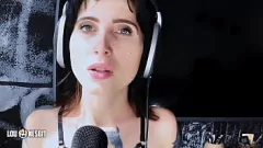 播放 Lou Nesbit 和 Lia Louise 与德国 ASMR Femdom 戴绿帽子冒险