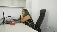 تشغيل عامل مكتب متعرج مانيلا بك يصبح شقيًا بالألعاب