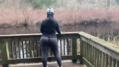 Abspielen Big Booty MILF bekommt einen frechen öffentlichen Wedgie