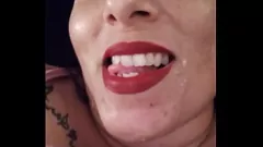 Abspielen MILF mit großen Titten wird nach der Gartenarbeit mit riesigen Cumshots bedeckt