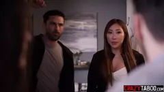 Jouer Le propriétaire du complexe baise à fond Nicole Doshi, une adolescente asiatique aux gros seins, après une pipe intense