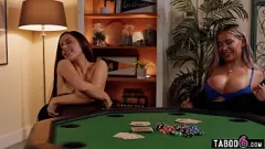 Riproduci La serata di poker lesbo finisce con un'appassionata leccata di fica
