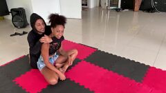 再生 完璧なお尻と胸で柔術で戦うブラジル人アマチュア、アニアティ・バルボーザ