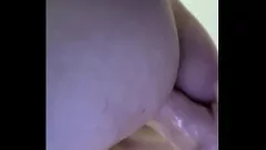Abspielen Heiße Tussi kommt in einer intensiven Masturbationssitzung mit Hand und Dildo zum Orgasmus