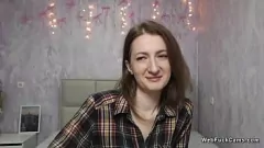 تشغيل امرأة سمراء الهواة فاتنة عرض كاميرا الويب المثيرة