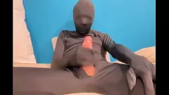 تشغيل مثير في سن المراهقة في bodysuit أسود يحصل على شقي مع صاحب الديك
