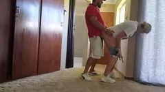 Jouer L'amateur énorme obtient un énorme cumload dans une séance de doggystyle intense