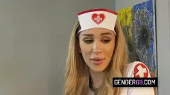 Reproduzir A enfermeira de travesti peituda Angelina, por favor, recebe uma resma anual hardcore