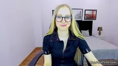 Odtwórz Slim Białoruska amatorska w bieliźnie z okularami