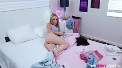 Abspielen Petite Blonde Pornstar Maria Kazis nasse Muschi nach intensivem Deepthroat und harten Ficken in Sperma durchnässt