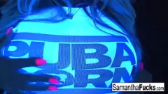 Reproduzir Solo Black Light Solo de Samantha Saint - buceta, peitos e peitos grandes expostos