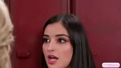 Reproduzir Dean Busty Dean Tutor Petite Emily em aulas de lésbicas impertinentes