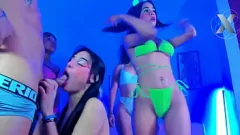 Oynat Latina Orgy: Komşular benim büyük horoz ve büyük göğüslerim için vahşileşiyor