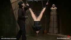 تشغيل جلسة BDSM العبودية مع امرأة سمراء غريب باستخدام دسار