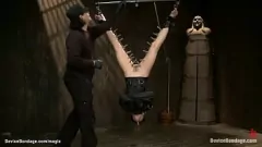 Oynat Yapay penis kullanarak kinky esmer ile esaret bdsm oturumu