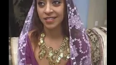 Reproduzir Três árabes com pau grande e morena adolescente em hijab