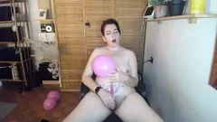 Reproduzir Milf Nicoletta Horny Embassi e sua buceta peluda brincando com balões