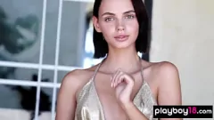 تشغيل امرأة سمراء نحيفة فاتنة ليليت أرييل تكشف ثديها المثالي والكسر المحلق في التعري المنفرد