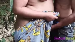 Redare Pasiune rustică: prețioase cu fundul mare devine handjob nostalgic sub arborele de bambus