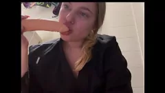Jouer Les adolescents gros seins essaient le doigté anale pour la première fois - Juicylssie1