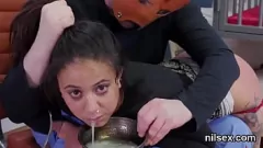 Reproducir Terapia de culo de asilo extraña: golpes profundos del trasero de adolescentes perversos