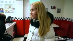 Abspielen Der Arzt untersucht enge Hymen der unschuldigen Virgin in der intimen Untersuchung