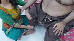 Jouer Le massage des pieds devient exotique: une belle-fille indienne devient maniable avec de sale papa nasir