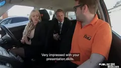 Abspielen Die vollbusige MILF Amber Jayne in Strümpfen und Dessous bekommt Sex im öffentlichen Auto