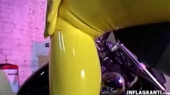 Jouer Des filles européennes vêtues de latex se livrent à des jeux anaux avec des jouets sexuels