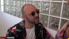 Jouer Action MMF à trois torride avec la star du porno Cherry Kiss et ses beaux seins