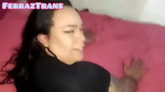 Afspelen Hete amateur shemale geeft een pijpbeurt aan een zwarte motoboy met een grote lul