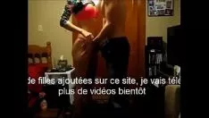 Reproducir Rubia joven falda adora el regalo desperdicio y trabajo manual