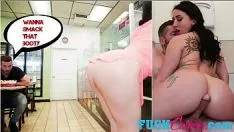 Abspielen Mandy kaut drüber in schmutzigem Geldsummenschleifpapierwich