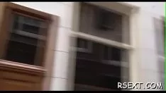 Reproduzir Bebê agradável com uma embolia de gás quente o'er e chupa o chiclete severamente