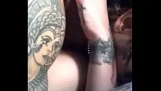 Putar Pasangan tato fucworld-beater dengan cumstroke di bagian belakang
