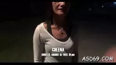 Играть Малышка с тонким лицом и огромными сиськами трахается с желтой шлюхой
